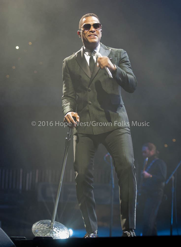 Maxwell performing at the Philips Arena on the King & Queen of Hearts World Tour (2016)