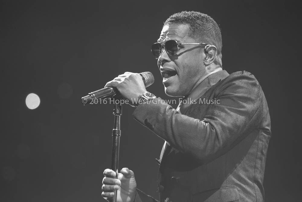 Maxwell performing at the Philips Arena on the King & Queen of Hearts World Tour (2016)