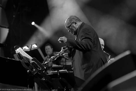 Quincy Jones conducting the orchestra for American Cancer Society benefit concert
